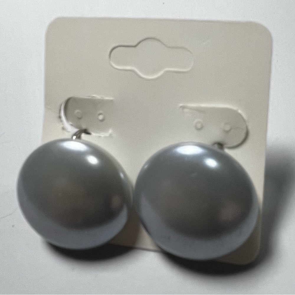 Vintage-style round, pastel blue pearlized celluloid screw back earrings